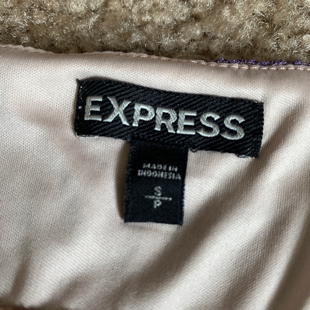 Super cute Express top! - Picture 2 of 3